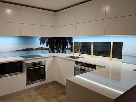 printed splashback with ocean and palm trees